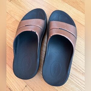 OOFOS Women’s Black and Copper Slide Sandals